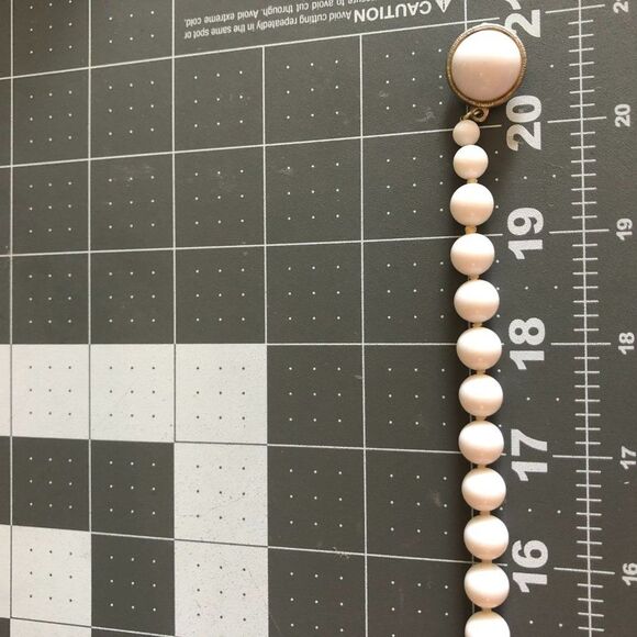 Vintage White Round Bead 21 Inch Necklace - Picture 4 of 4